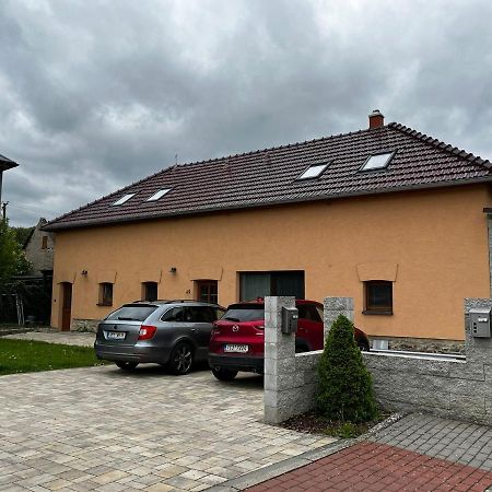 Prijemny Podkrovni Byt S Parkovanim Na Pozemku. Tršice Dış mekan fotoğraf