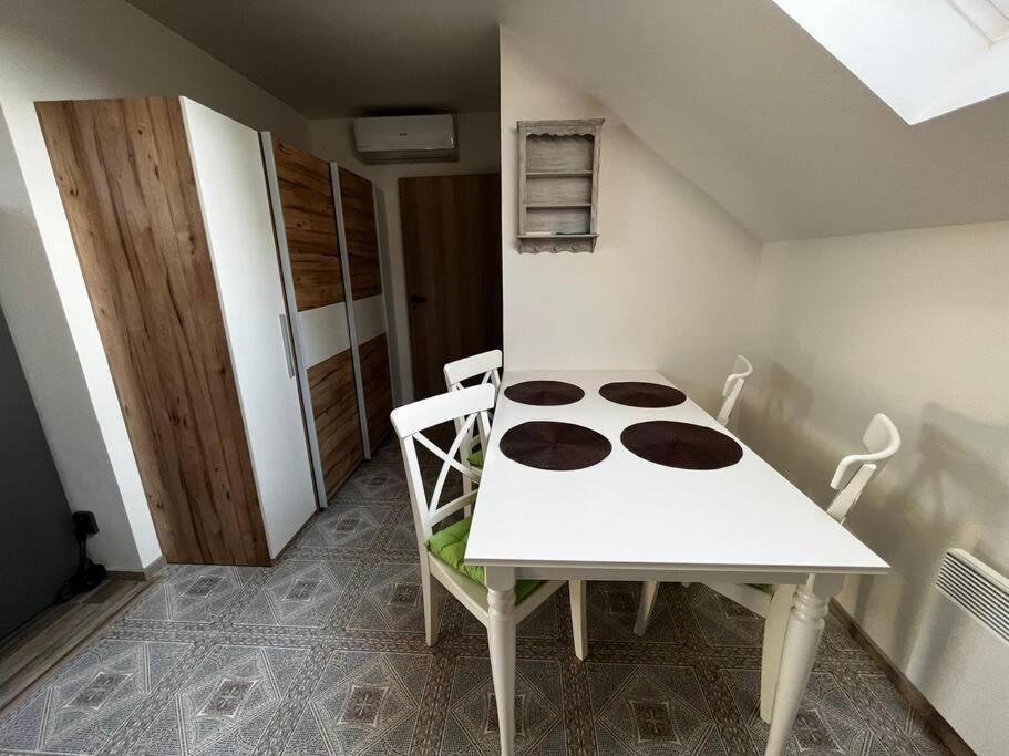 Prijemny Podkrovni Byt S Parkovanim Na Pozemku. Tršice Dış mekan fotoğraf